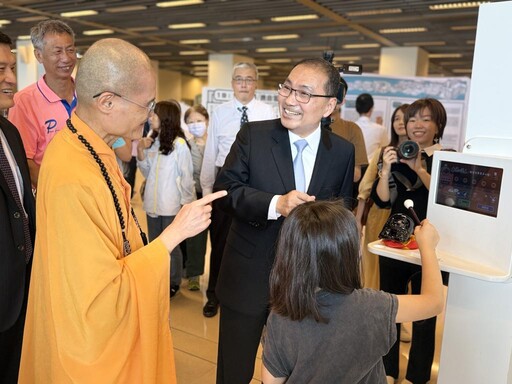 侯友宜法鼓山禮佛、浴佛 祈願市政推動順利 百姓安居樂業