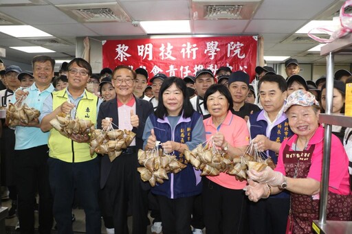 粽葉飄香賀端午 協會與科大師生合包肉粽送弱勢