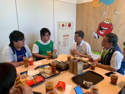 欣屏天然氣馬英漢董座與金門榮民向學子女溫馨相見歡