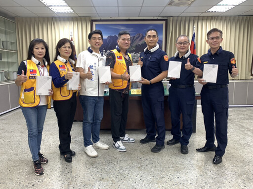 寶麗集團攜手曾培雅執行長歐政豪 捐贈掛脖式電風扇 為第一線警員送上清涼關懷