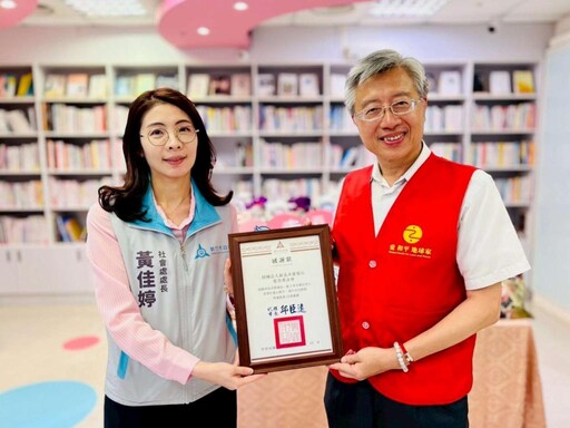 靈鷲山及愛心企業贈1,020袋營養飲品 竹市府社工與志工親送獨老家中
