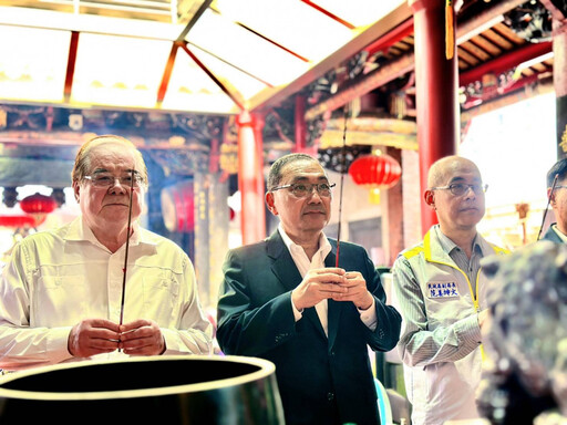新北市長侯友宜三重為神農大帝暖壽 盼三峽車禍案亡者安息、傷者早日康復