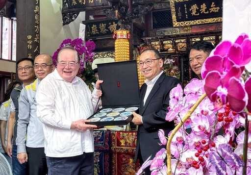 新北市長侯友宜三重為神農大帝暖壽 盼三峽車禍案亡者安息、傷者早日康復