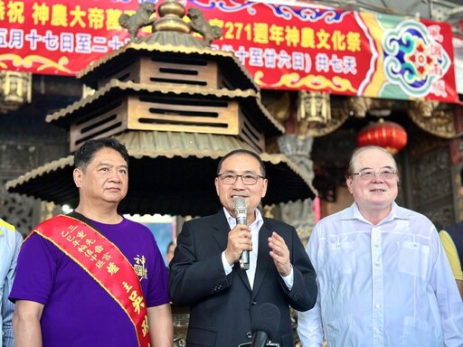 新北市長侯友宜三重為神農大帝暖壽 盼三峽車禍案亡者安息、傷者早日康復