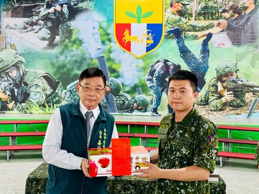 南市府端節前率團慰勞203旅官兵 臺南軍人服站隨團陪同