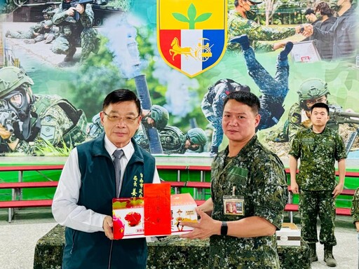 南市府端節前率團慰勞203旅官兵 臺南軍人服站隨團陪同