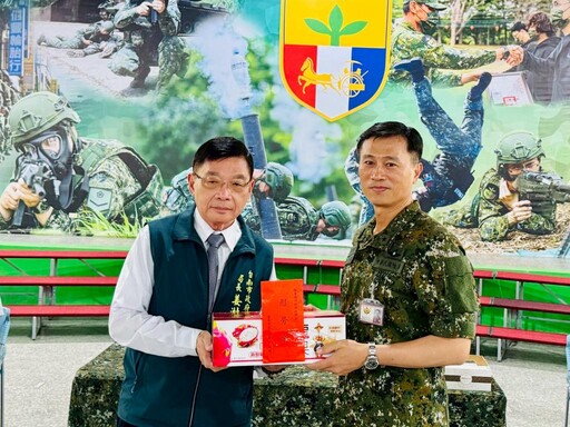 南市府端節前率團慰勞203旅官兵 臺南軍人服站隨團陪同