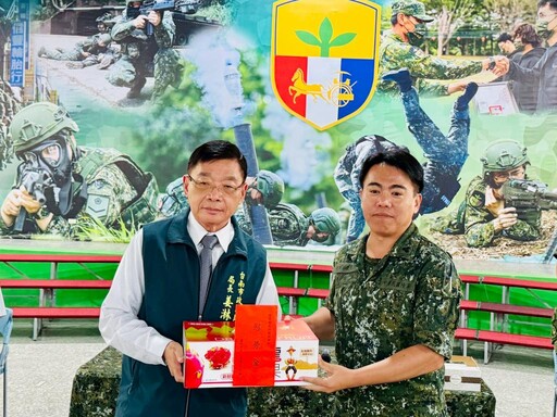 南市府端節前率團慰勞203旅官兵 臺南軍人服站隨團陪同