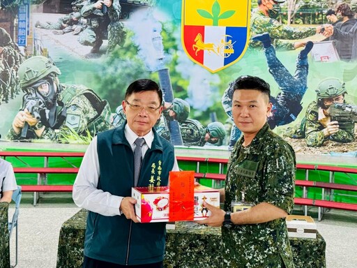 南市府端節前率團慰勞203旅官兵 臺南軍人服站隨團陪同