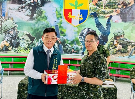 南市府端節前率團慰勞203旅官兵 臺南軍人服站隨團陪同