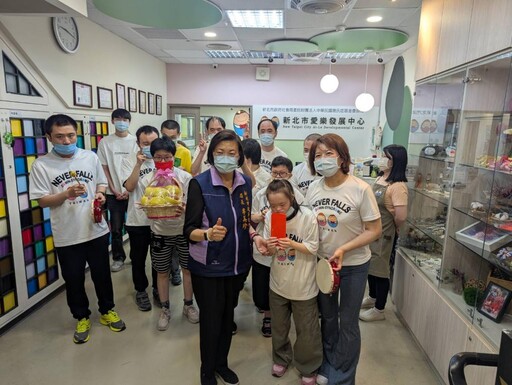 社會局長李美珍端節慰訪社福機構 代侯友宜市長致贈加菜金及蘋果