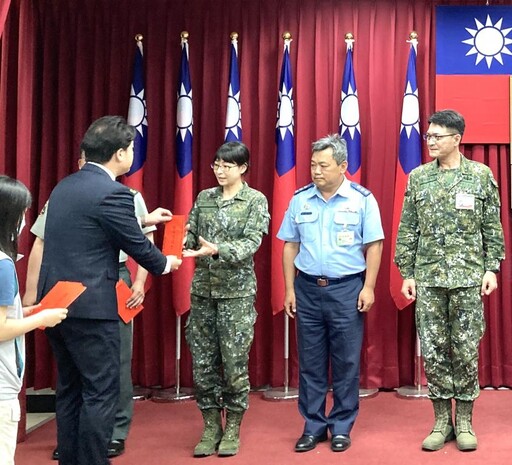 端午節前夕送暖意 代理市長邱臣遠率團敬軍贈加菜金感謝國軍辛勞