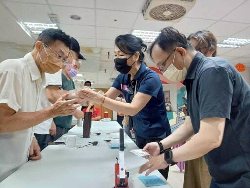 佳里榮家黑琵樂學坊開課 住民長輩歡喜學習