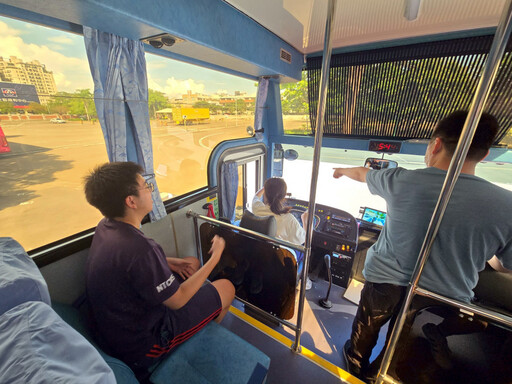 大型車內輪差體驗 南警攜手監理站強化學生交安意識