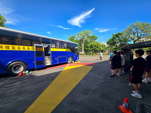 大型車內輪差體驗 南警攜手監理站強化學生交安意識