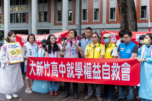 新竹家長冒雨上街頭 立委徐欣瑩出席聲援爭取孩子的高中教育權