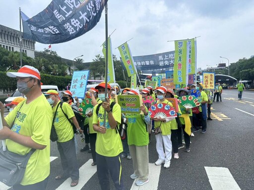「蔬食國策平台」舉辦「純素國策」大遊行 千人冒雨力挺 推動植物性飲食入國策