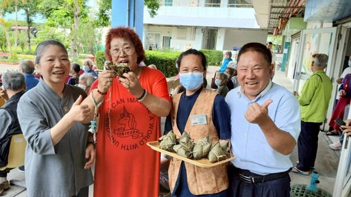 花蓮榮家感謝慈濟端節送愛心素粽 與住民長輩話家常