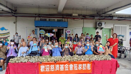 花蓮榮家感謝慈濟端節送愛心素粽 與住民長輩話家常