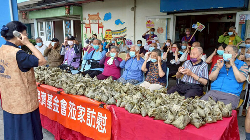 花蓮榮家感謝慈濟端節送愛心素粽 與住民長輩話家常