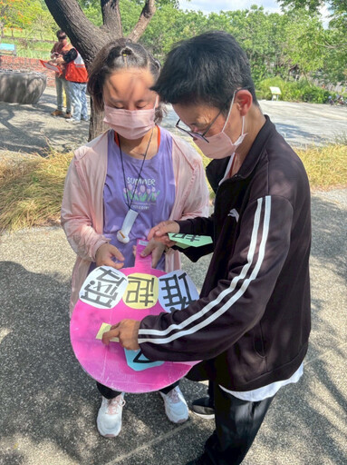 台灣世界展望會「親子一起堆起愛」，用陪伴堆疊孩子的安全感