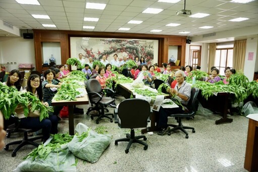 迎接端午穿木屐躦鯪鯉踩街 萬和宮志工挑揀250斤麻芛