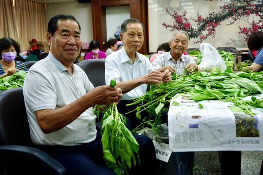 迎接端午穿木屐躦鯪鯉踩街 萬和宮志工挑揀250斤麻芛