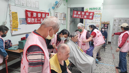 苗栗榮服處榮欣志工端節前感動服務為機構義剪