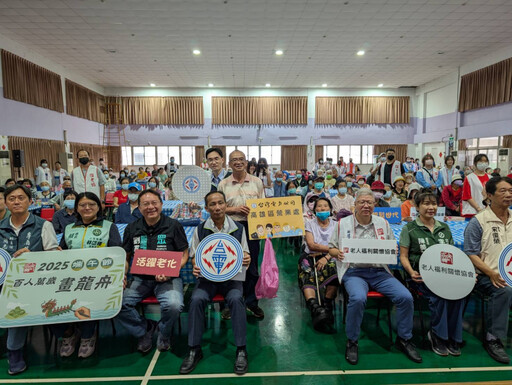 台電高雄區處端午關懷長者 91歲阿嬤首次執筆揮灑龍舟彩繪
