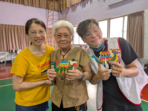 台電高雄區處端午關懷長者 91歲阿嬤首次執筆揮灑龍舟彩繪