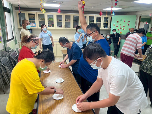 嘉義榮院附設康復之家端節前手作粽串起住民社交與自信