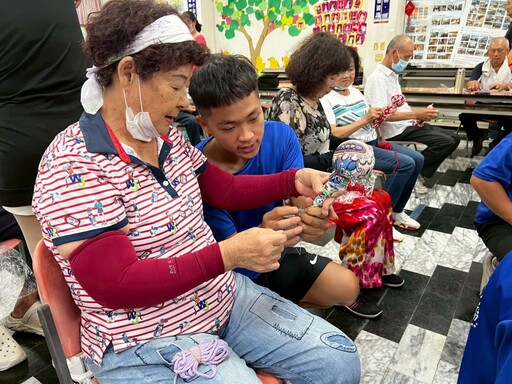 嘉藥USR端節前進社區 艾草DIY傳遞健康關懷長輩