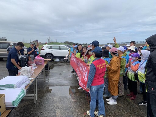 守護自然、珍愛環境 林保署新竹分署聯手苗栗後龍在地社團淨灘護海洋