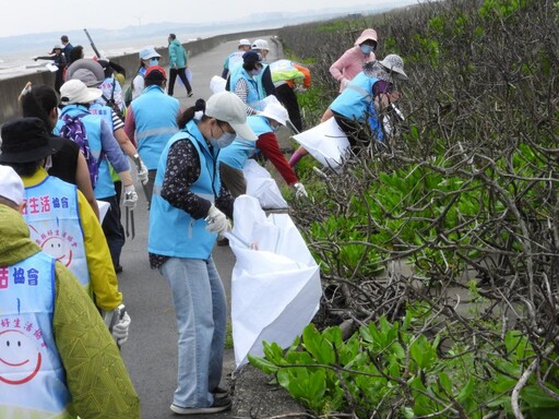 守護自然、珍愛環境 林保署新竹分署聯手苗栗後龍在地社團淨灘護海洋
