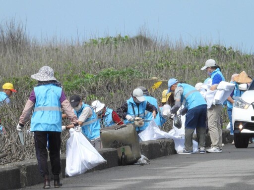 守護自然、珍愛環境 林保署新竹分署聯手苗栗後龍在地社團淨灘護海洋