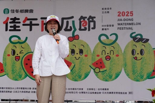 880顆立瓜齊發 屏東佳冬端午封街立西瓜超壯觀