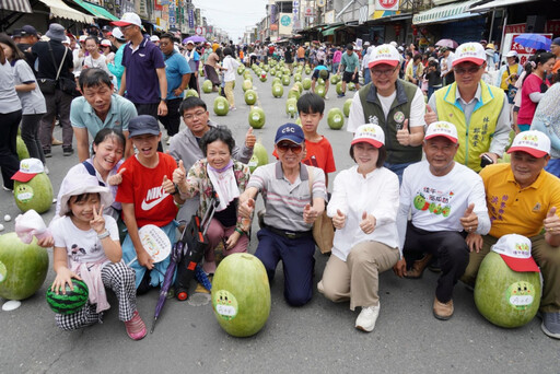 880顆立瓜齊發 屏東佳冬端午封街立西瓜超壯觀