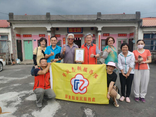 屏東榮服處關懷榮民眷 志工陪伴體驗採果樂
