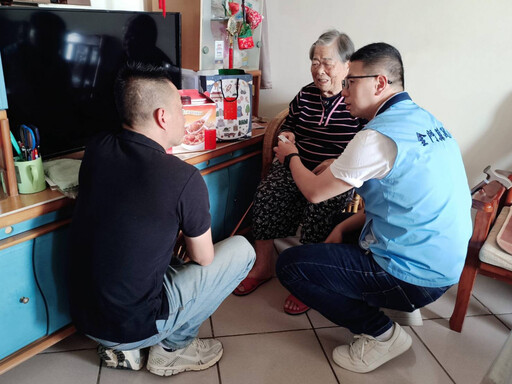 金門縣府王中聖端節偕同賢庵里長關懷獨居長者