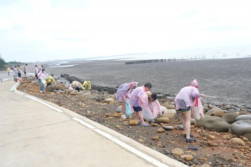 關懷海洋生態、提升保護意識 竹縣攜2百名青年志工淨灘守護新月沙灣