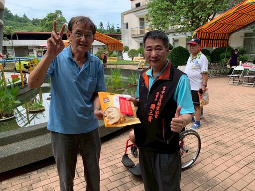 白河榮家感謝雪中送炭關懷協會贈泰國蝦 與住民長者釣蝦同樂