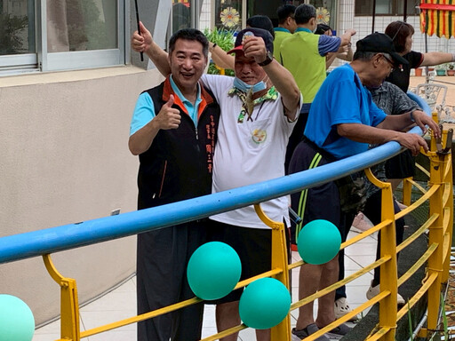 白河榮家感謝雪中送炭關懷協會贈泰國蝦 與住民長者釣蝦同樂
