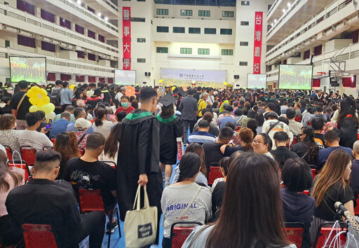 中華醫大畢典溫馨圓滿 5旬夫妻檔胡明芳高玉娟攜手圓夢完成碩士學位