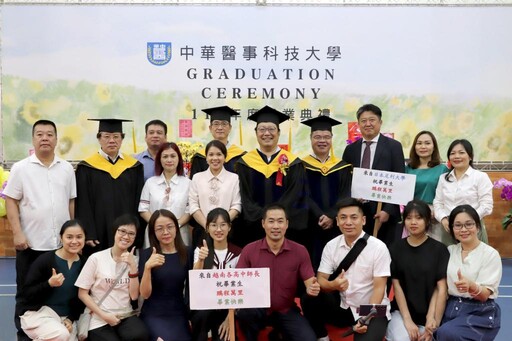 中華醫大畢典溫馨圓滿 5旬夫妻檔胡明芳高玉娟攜手圓夢完成碩士學位