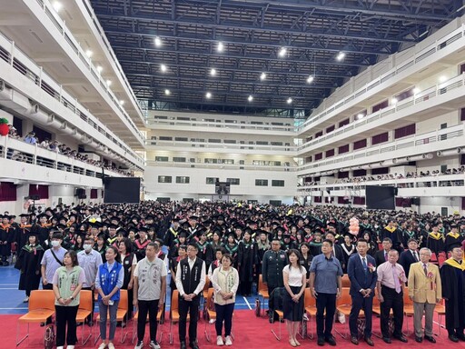 中華醫大畢典溫馨圓滿 5旬夫妻檔胡明芳高玉娟攜手圓夢完成碩士學位
