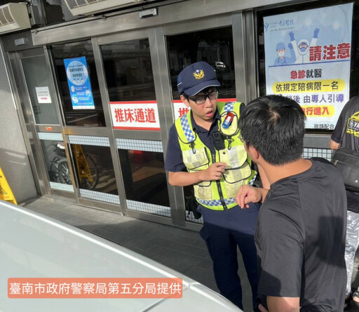 孕婦破水遇壅塞 南警急馳開道暖心護就醫