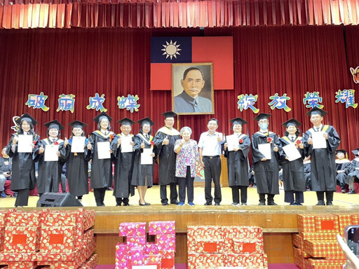 祖父母級畢業生成群 宏國德霖科大終身學習之光閃亮