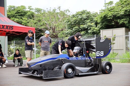 挑戰歐洲方程式大賽 清大第10代輕量化碳纖維賽車「THX」亮相