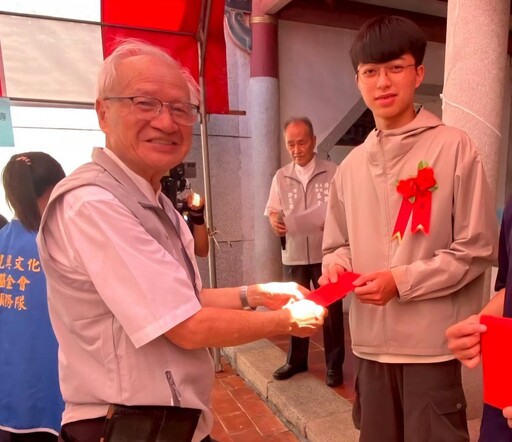 大觀音亭興濟宮頒發清寒優秀學子獎助學金 33學子受惠