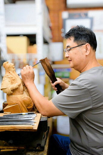 木雕大師陳啓村技高卓越,藝由心生,作品形神兼備,獨創新藝